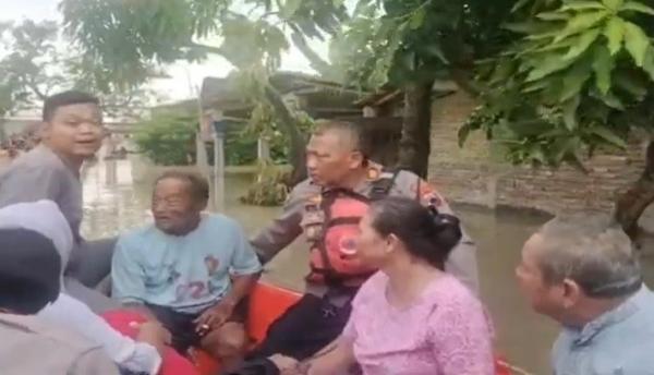 Banjir Di Grobogan Tim SAR mengevakuasi warga yang terjebak banjir setinggi 1,5 meter di Grobogan. (Foto: iNews)