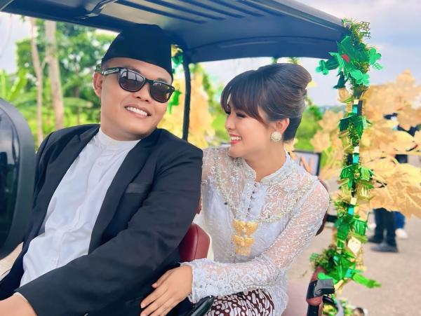 Sule dan seorang wanita Foto viral Sule dengan wanita berkebaya putih. (Foto: Instagram)