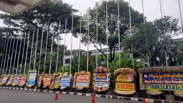 karangan bunga untuk Al dan Alyssa Karangan bunga untuk ngunduh mantu Al Ghazali dan Alyssa Daguise. (Foto: Ravie Wardani)