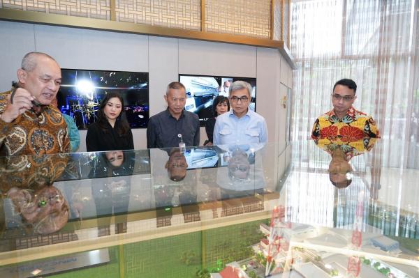 Ketua KPK Setyo Budiyanto di iNews Tower Ketua KPK Setyo Budiyanto (kedua dari kanan) bersama CEO iNews Media Group Angela Tanoesoedibjo, Vice CEO & News Director iNews Media Group Syafril Nasution, dan Pemimpin Redaksi iNews Aiman Witjaksono. (Foto: Isra Triansyah)