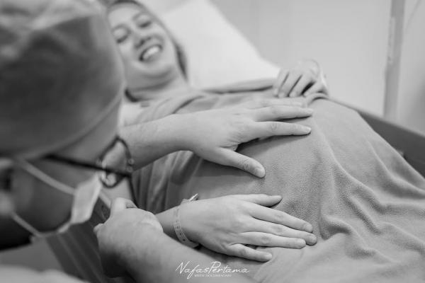 Nabila Sudiro Momen Nabila Sudiro melahirkan anak pertamanya ditemani sang suami, Muhammad Ivan Lubis. (Foto: Instagram)