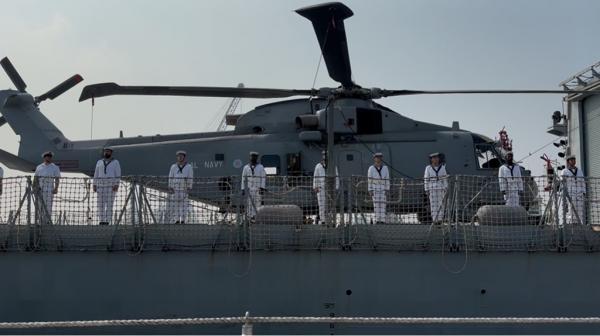 HMS Richmond Dilengkapi Helikopter Merlin Mark II Helikopter Merlin Mark II itu menjadi salah satu kekuatan utama dalam mendeteksi dan penghancuran kapal selam musuh. (Foto: Riyan Rizki Roshali)