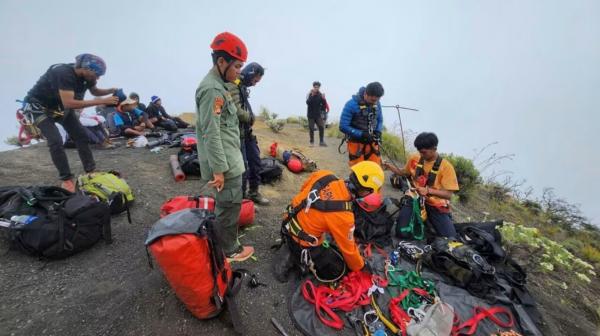 Kematian Juliana Marins Proses pencarian Juliana Marins di Gunung Rinjani. (Foto: BASARNAS)