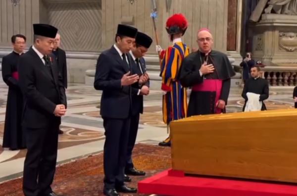 Jokowi berdoa di depan peti mati jenazah Paus Fran Jokowi berdoa di depan peti mati jenazah Paus Fransiskus di Vatikan. (foto: IG Jokowi)