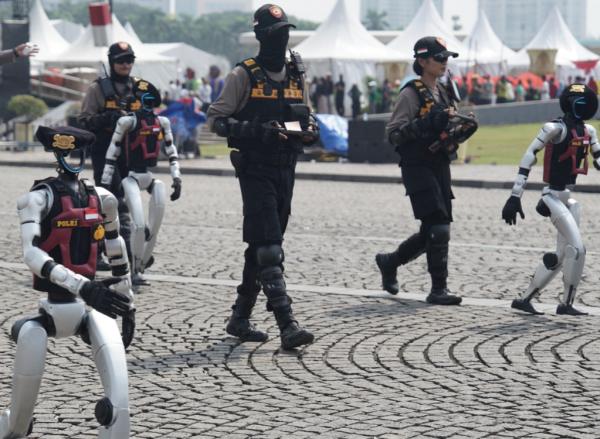 Robot humanoid berpenampilan polisi mondar-mandir Robot humanoid berpenampilan polisi mondar-mandir di Monas jelang HUT Bhayangkara pada 1 Juli 2025. (Foto: Irwasum Polri)