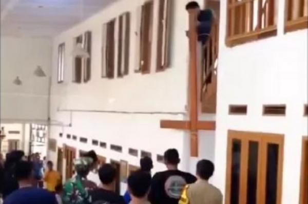 Warga merusak salib dan vila di Desa Tangkil, Kecamatan Cidahu, Kabupaten Sukabumi. Aksi intoleransi tersebut terjadi saat sekelompok pelajar Kristen tengah menggelar retret. (Foto: Ist)