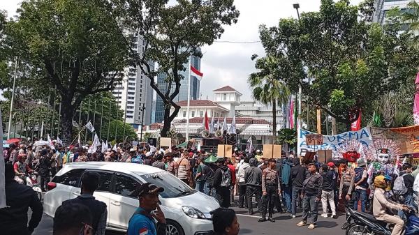 JRMK Demo di Balaikota Kelompok Jaringan Rakyat Miskin Kota (JRMK) demonstrasi di Balaikota Jakarta, Rabu (2/7/2025) siang. (Foto: Muhammad Refi Sandi)