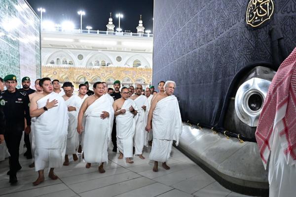 Prabowo Tunaikan Umrah Presiden RI Prabowo Subianto bersama sejumlah jajaran Kabinet Merah Putih saat menunaikan ibadah umrah. (Foto: BPMI Setpres)