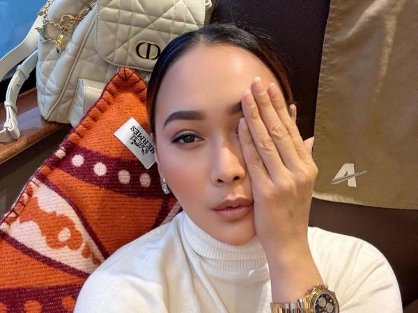 Inul Daratista naik kereta api bawa bantal Hermes. (Foto: Instagram)