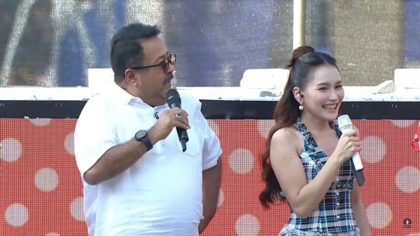 Ayu Ting Ting dan Rano Karno Ayu Ting Ting dan Rano Karno di Konser Jakarta Dalam Warna. (Foto: Annastasya Rizqa)