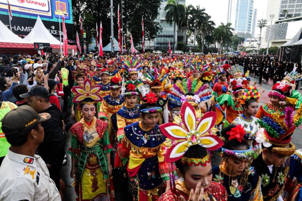 Ribuan penari Betawi warnai Bundaran HI. (Foto: Aldhi Chandra)
