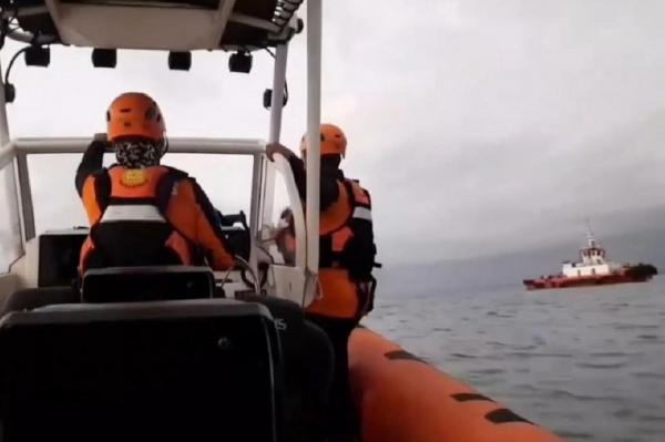 Operasi SAR hari keenam tenggelamnya KMP Tunu Pratama Jaya di Selat Bali melibatkan 1.022 personel dan puluhan kapal, Senin (7/7/2025). (Foto: Basarnas)