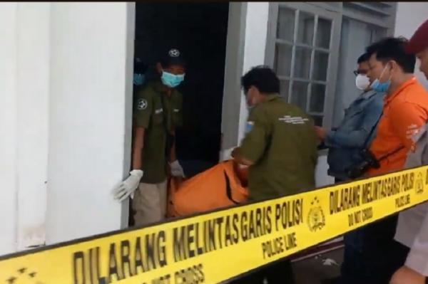 Mayat pria diduga diplomat Kemlu ditemukan Mayat pria diduga diplomat Kemlu ditemukan di indekos Menteng (foto: Dwi Narto)