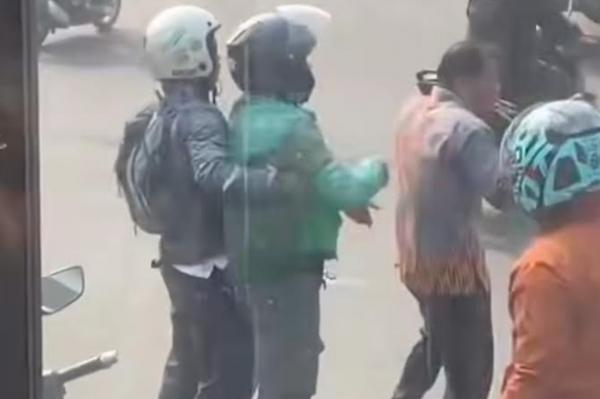 Viral Pengemudi Ojol Aniaya Sopir Transjakarta Viral di media sosial cekcok antara sopir Transjakarta dianiaya pengemudi ojol di simpang Tomang, Jakarta Barat, Jumat (4/7/2025). (Foto: Istimewa)