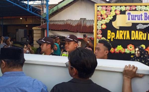 jenazah diplomat Jenazah Diplomat Kemlu, Arya Daru tiba di rumah duka Kabupaten Bantul disambut isak tangis keluarga, Rabu (9/7/2025). (Foto: iNews)