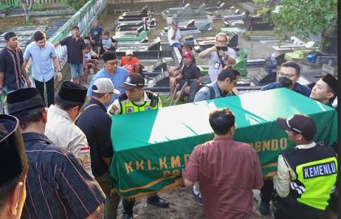 pemakaman diplomat Jenazah almarhum Arya Daru, diplomat muda Kemlu dimakamkan di tanah kelahirannya Kabupaten Bantul, Rabu (9/7/2025). (Foto: iNews)