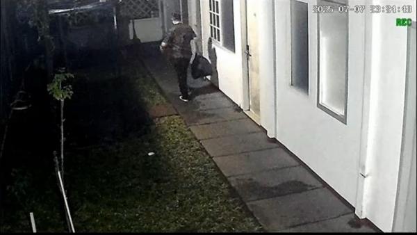 Aktivitas diplomat Arya membuang kresek sampah dari kamarnya. (Foto: ist)