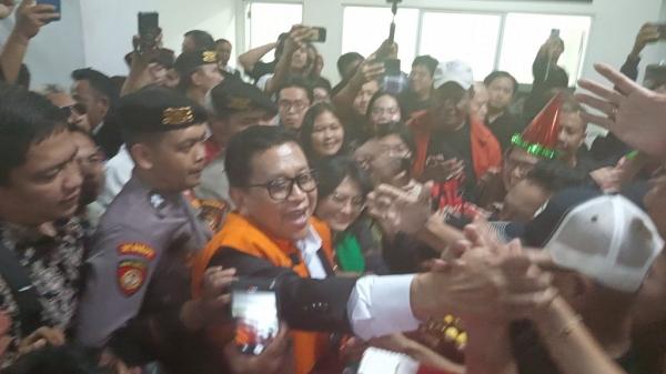 Hasto Kristiyanto Rayakan Ulang Tahun Sekjen PDIP Hasto Kristiyanto tampak menyalami pendukungnya saat merayakan ulang tahun di PN Jakarta Pusat, Kamis (10/7/2025). (Foto: Jonathan Simanjuntak)