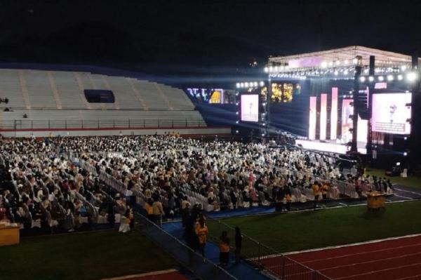 Suasana ribuan peserta menghadiri ceramah Dr Zakir Naik di Stadion Gajayana Malang. (Foto: Avirista Midaada/MPI)