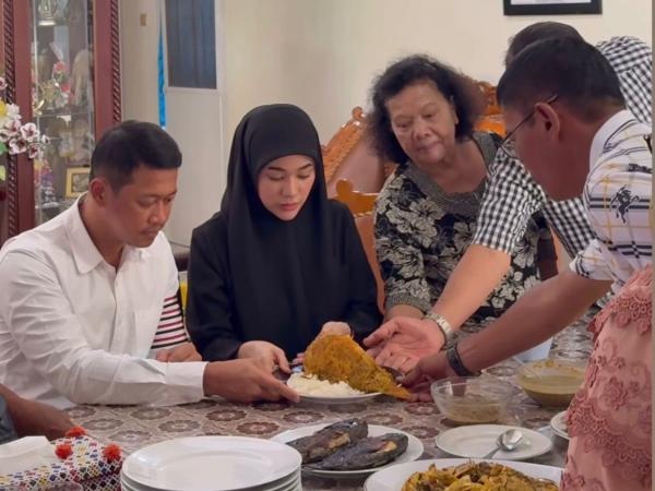 Clara Shinta dan Alexander Assad jalani adat Batak menjelang hari pernikahan. (Foto: Instagram)