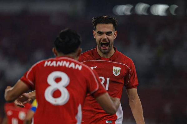 Striker Timnas Indonesia U-23 Jens Raven (kanan) m Striker Timnas Indonesia U-23 Jens Raven (kanan) merayakan golnya ke gawang Brunei Darussalam U-23 pada matchday perdana Piala AFF U-23 2025 di SUGBK, Jakarta, Selasa (15/7/2025) malam. (Foto: IMG/Aldhi Chandra)