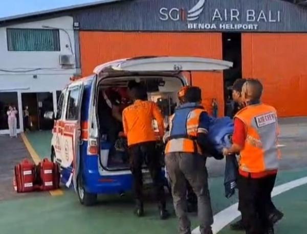 1000198582 Tim SAR mengevakuasi pendaki asal Swiss yang jatuh di Gunung Rinjani. (Foto: iNews)