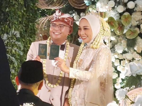 Anak Dedi Mulyadi pamer buku nikah Pesta pernikahan anak Dedi Mulyadi, Maula Akbar, dengan anak Kapolda Metro Jaya, Putri Karlina di Garut, Rabu (16/7/2025). (Foto: Instagram)