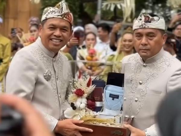 Dedi Mulyadi dan Irjen Pol Karyoto Pesta pernikahan anak Dedi Mulyadi, Maula Akbar, dengan anak Kapolda Metro Jaya, Putri Karlina di Garut, Rabu (16/7/2025). (Foto: Instagram)