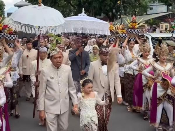Maula Akbar dan Dedi Mulyadi Pesta pernikahan anak Dedi Mulyadi, Maula Akbar, dengan anak Kapolda Metro Jaya, Putri Karlina di Garut, Rabu (16/7/2025). (Foto: Instagram)