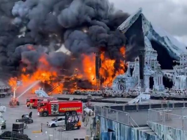 Tomorrowland 2025 Panggung utama Tomorrowland 2025 terbakar habis. (Foto: X)