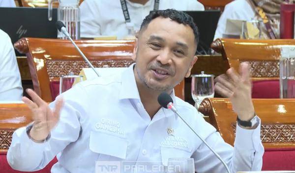 Momen Wakil Menteri Kebudayaan Giring Ganesha menyanyikan penggalan lirik lagu Laskar Pelangi di Raker Komisi X DPR, Kamis (17/7/2025). (Foto: Tangkapan Layar)