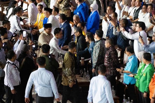 Angela Tanoesoedibjo di Kongres PSI Presiden Prabowo Subianto didampingi Wapres Gibran Rakabuming Raka menyalam Ketua Umum (Ketum) DPP Partai Perindo Angela Tanoesoedibjo di Kongres PSI di UMS, Jawa Tengah, Minggu (20/7/2025) malam. (Foto: Partai Perindo)