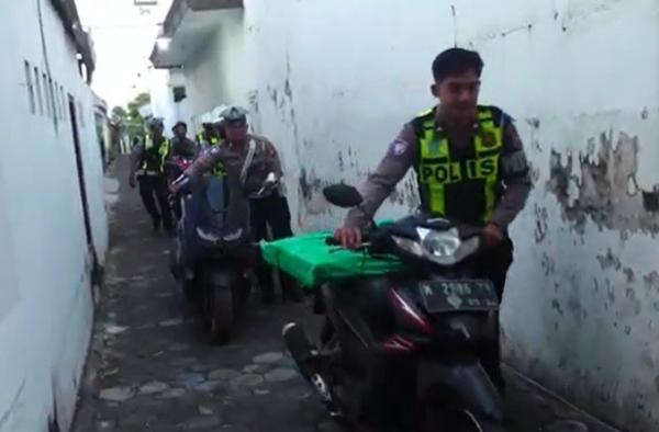 Polisi Angkut Motor Polisi mengangkut belasan motor yang disembunyikan pemiliknya di kebun untuk menghindari petugas yang menggelar Operasi Patuh Semeru 2025 di Kabupaten Lumajang, Senin (21/7/2025). (Foto: iNews)