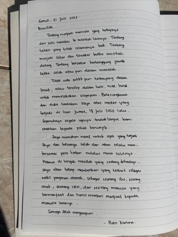Tulisan Tangan Putri Karlina Tulisan Tangan Putri Karlina menyampaikan isi hatinya soal insiden pesta rakyat Garut. (Foto: Instagram)