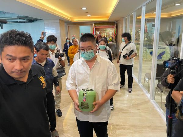 Keluarga Sarwendah siap melarung. (Foto: Ravie Wardani)