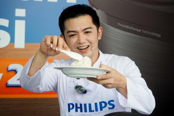 Nicky Tirta Philips Chef Nicky Tirta di booth Philips menunjukkan hasil nasi yang telah dimasak selama dua hari nonstop menggunakan Philips Rice Cooker tetap enak dan fresh setelah dua hari. (Foto: dok Philips)
