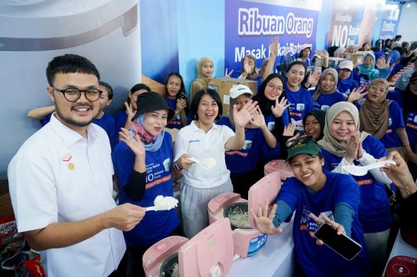 Philips rice cooker ibu ibu Antusiasme para ibu rumah tangga bersama deretan 300 unit Philips Rice Cooker dalam Aksi No Basah, No Basi di Pekan Raya Jakarta 2025. (Foto: dok Philips)