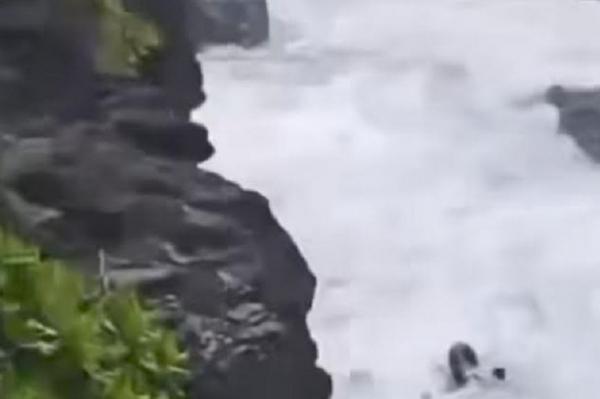 3 Wisatawan Terseret Ombak Pantai Puncak Guha Garut, 1 Selamat 2 Orang Hilang!