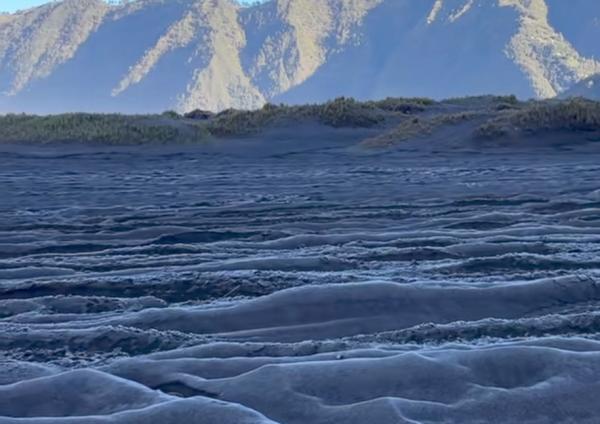 Salju di Bromo Salju di Gunung Bromo. (Foto: Avirista Midaada)