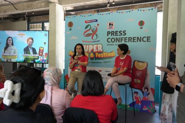 Talkshow Press Conference 28th Superindoversarry Head of Corporate Affairs & Strategic Event Management Super Indo Yuvlinda Susanta dan Head of Merchandising Super Indo Christina Natalia saat Sesi Talkshow Press Conference 28th Superindoversary. (Foto: Istimewa)