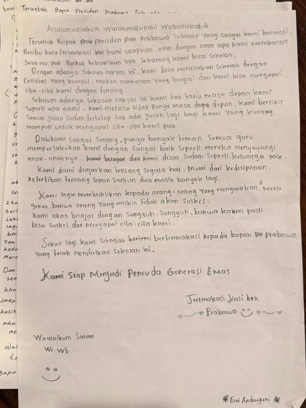 Surat dari siswi sekolah rakyat Surat dari siswi Sekolah Rakyat bernama Erni Andayani yang dibaca Presiden Prabowo Subianto. (Foto: Ist)
