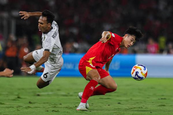 Gelandang Timnas Indonesia U-23 Robi Darwis dijatu Gelandang Timnas Indonesia U-23 Robi Darwis dijatuhkan pemain Vietnam pada final Piala AFF U-23 2025 di Stadion Utama Gelora Bung Karno (SUGBK), Selasa (29/7/2025) malam. (Foto: iNews/Aldhi Chandra)