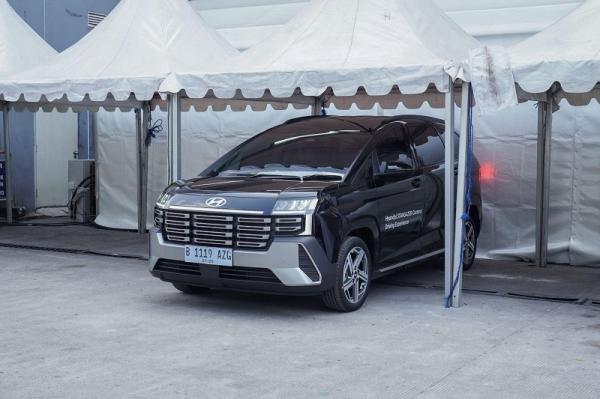 Pengunjung GIIAS 2025 dapat menikmati layanan test drive STARGAZER Cartenz dan juga mobil lainnya di booth Hyundai. (Foto: dok Hyundai)