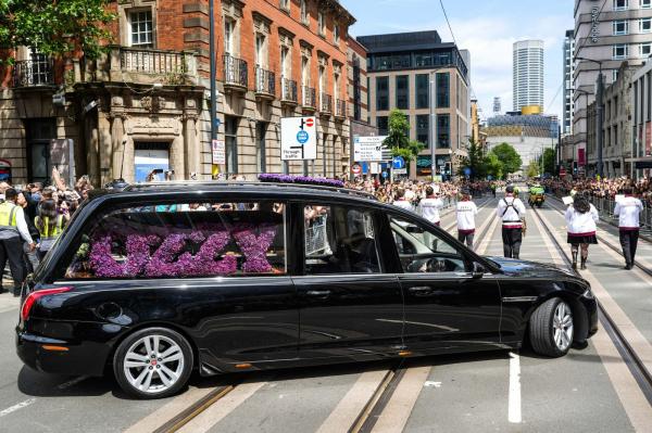 Mobil jenazah Ozzy Mobil yang membawa peti mati Ozzy Osbourne. (Foto: X)
