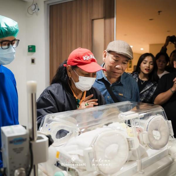 Orang tua Erika Carlina Orang tua Erika Carlina saat melihat cucunya. (Foto: Instagram)