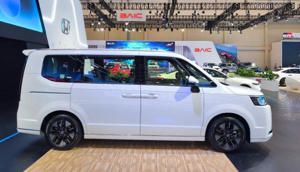 Honda STEP WGN E HEV 1