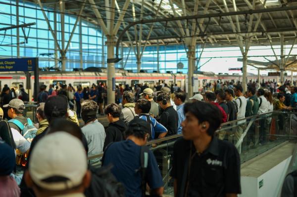 Penumpukan penumpang terjadi di Stasiun Manggarai imbas anjloknya KRL di Stasiun Jakarta Kota, Selasa (5/8/2025). (Foto: Aldhi Chandra)