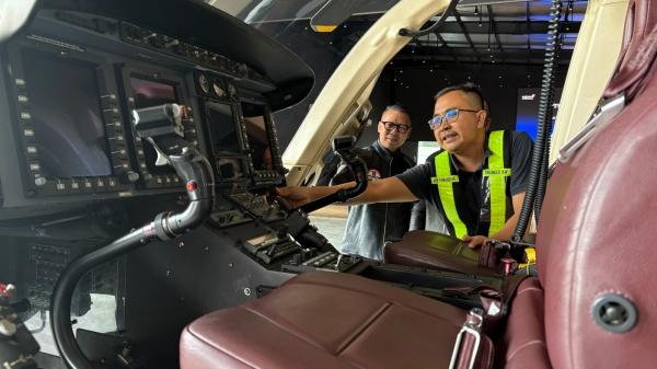 Melihat isi helikopter lebih dekat. (Foto: Muhamad Fadli Ramadan)