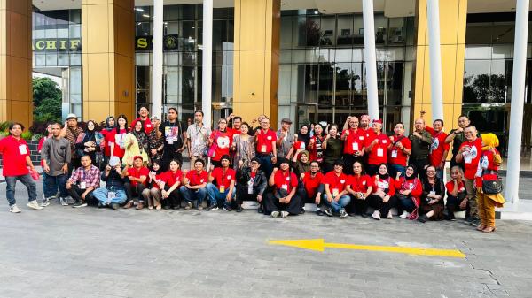 Para Pelukis Para pelukis yang menggelar pameran lukisan di Gedung Kartika Towers. (Foto: Istimewa)