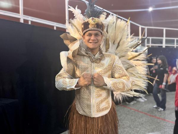 Gabriel Harvianto Gabriel Harvianto mengenakan karya terakhir Opi Bachtiar untuk Pagelaran Sabang Merauke 2025. (Foto: Muhammad Sukardi)